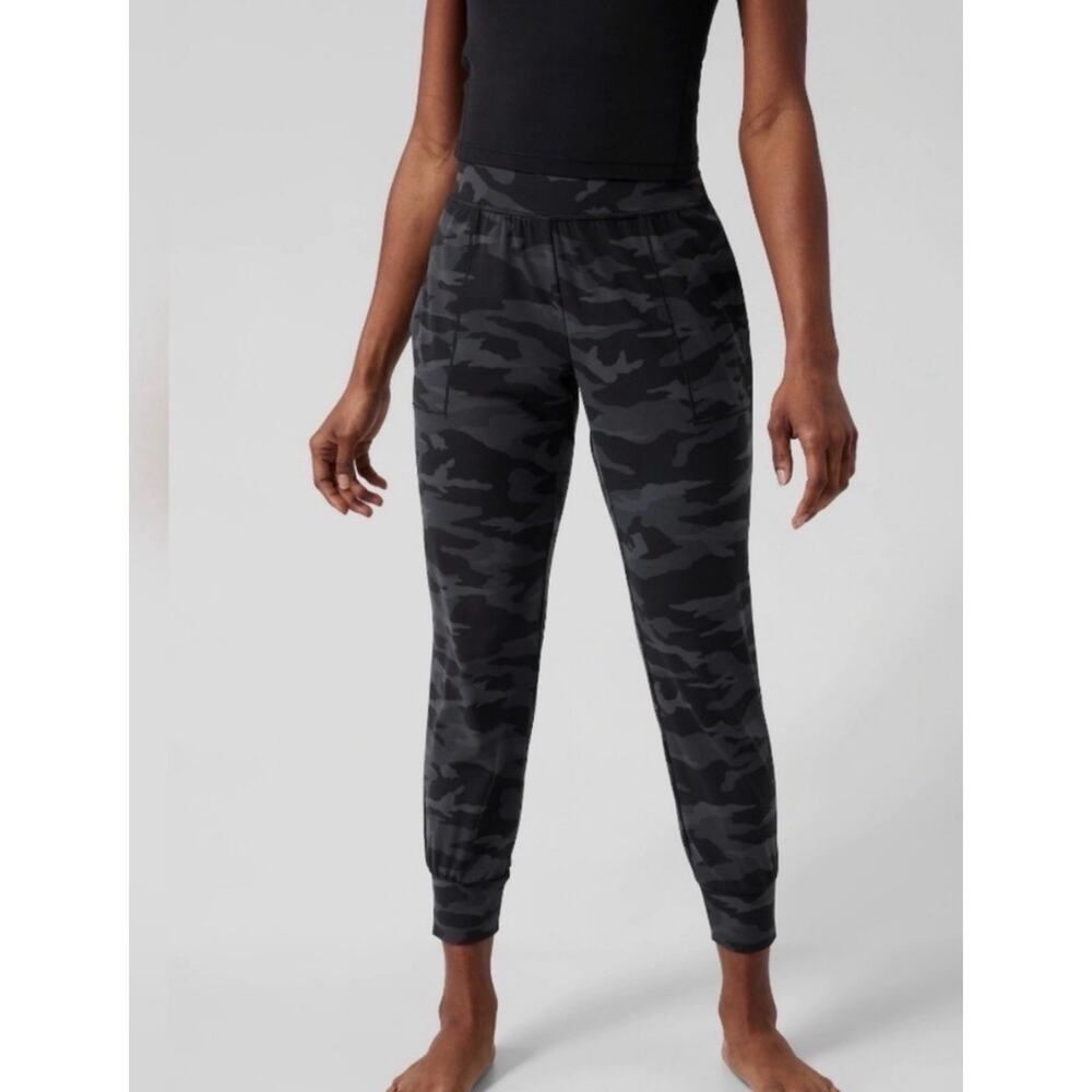 Athleta Salutation Camo Jogger Stash Pocket Tight Legging Medium Buttery Soft M